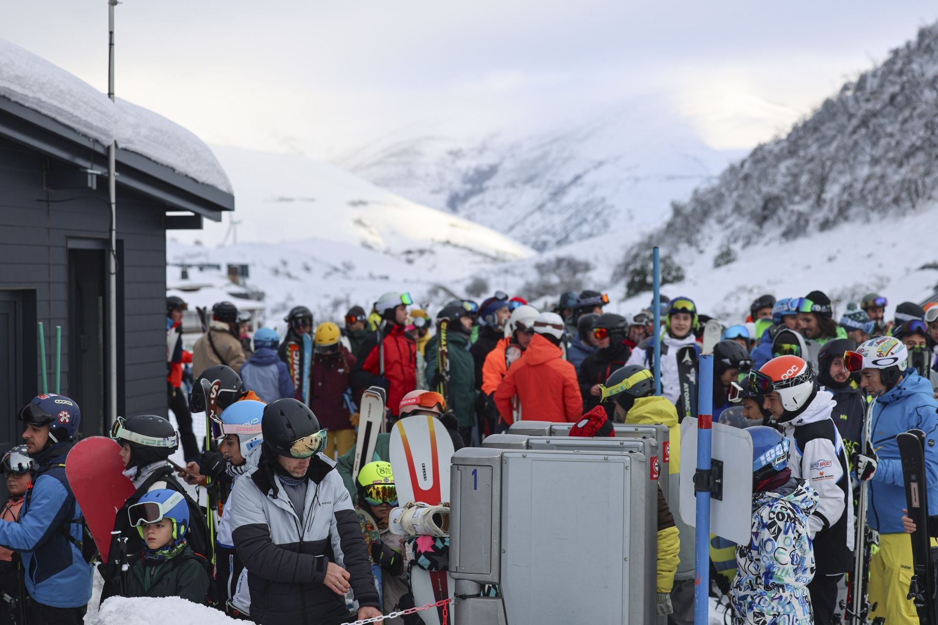 Llenazo en el primer fin de semana de esquí en Asturias