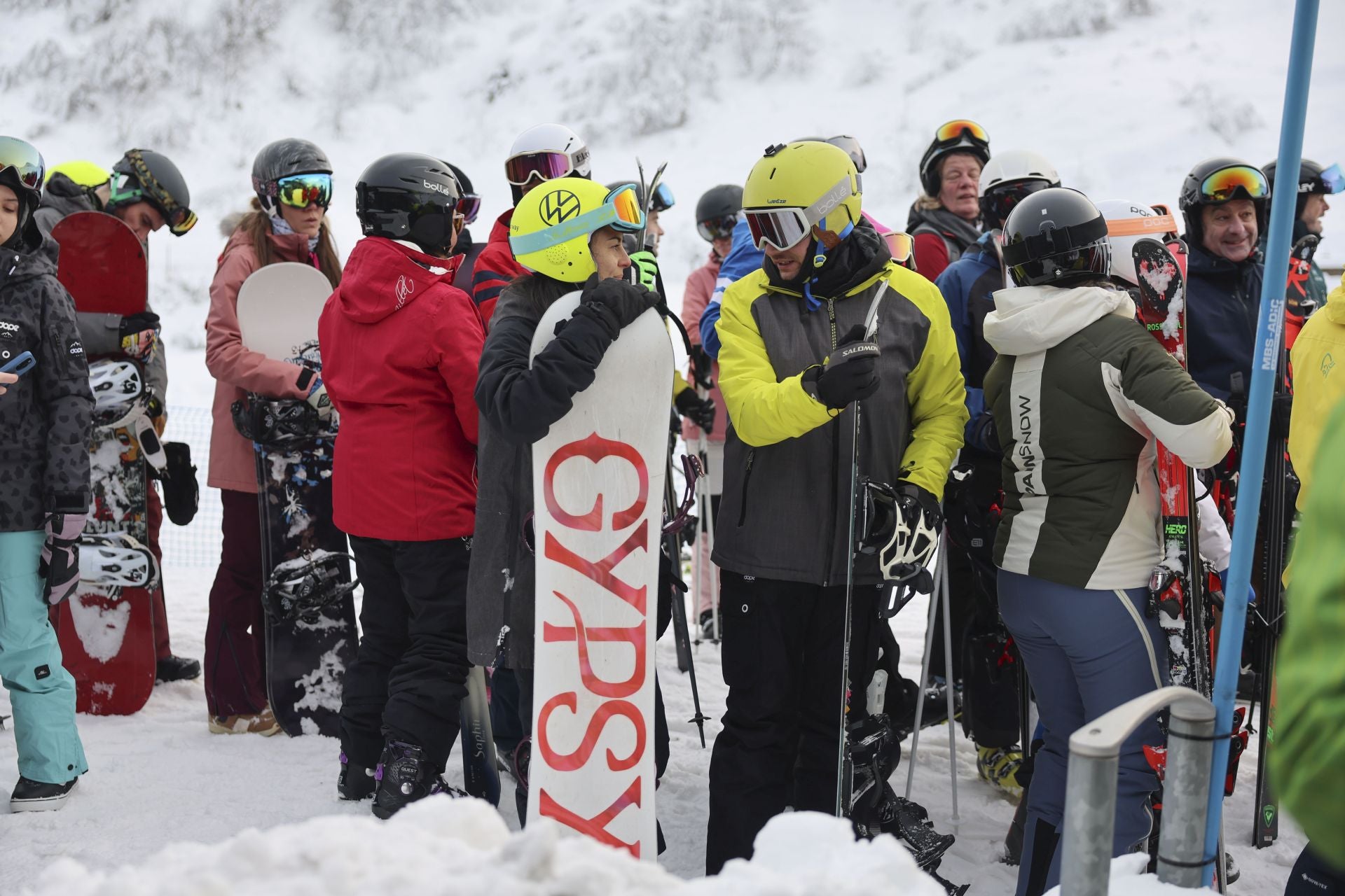 Llenazo en el primer fin de semana de esquí en Asturias