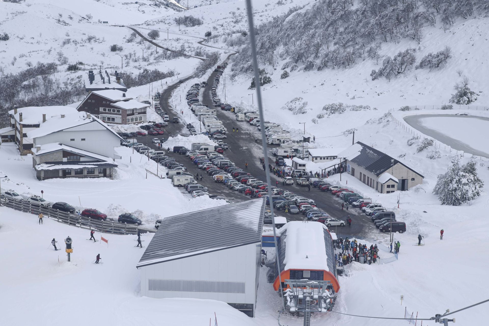 Llenazo en el primer fin de semana de esquí en Asturias
