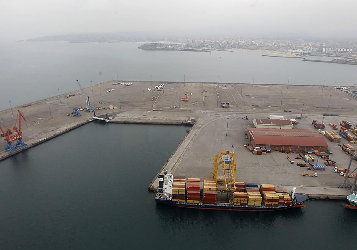 Vista aérea del puerto de El Musel.
