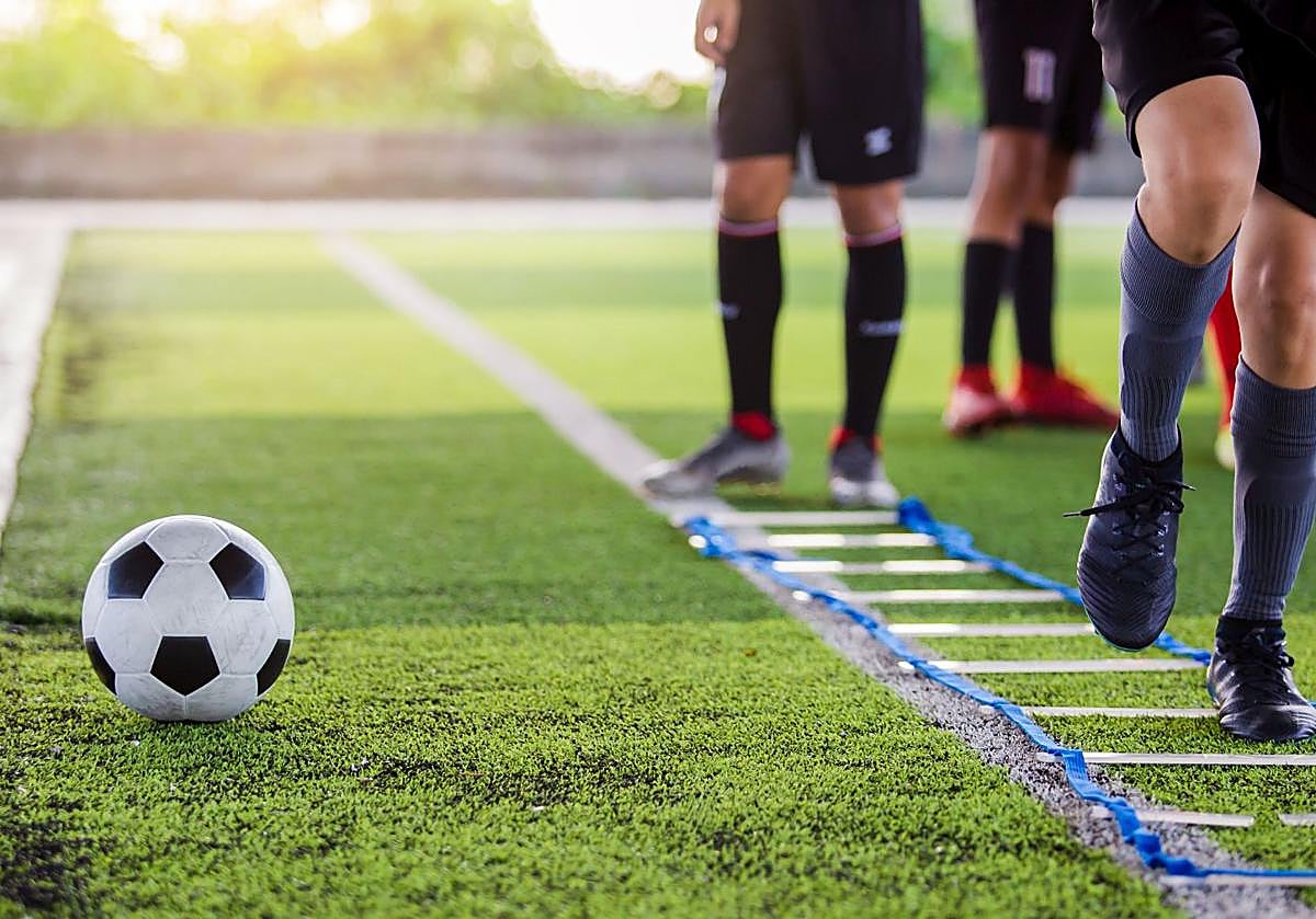 Trifulca entre aficionados y jugadores en un partido de fútbol de cadetes en Gijón