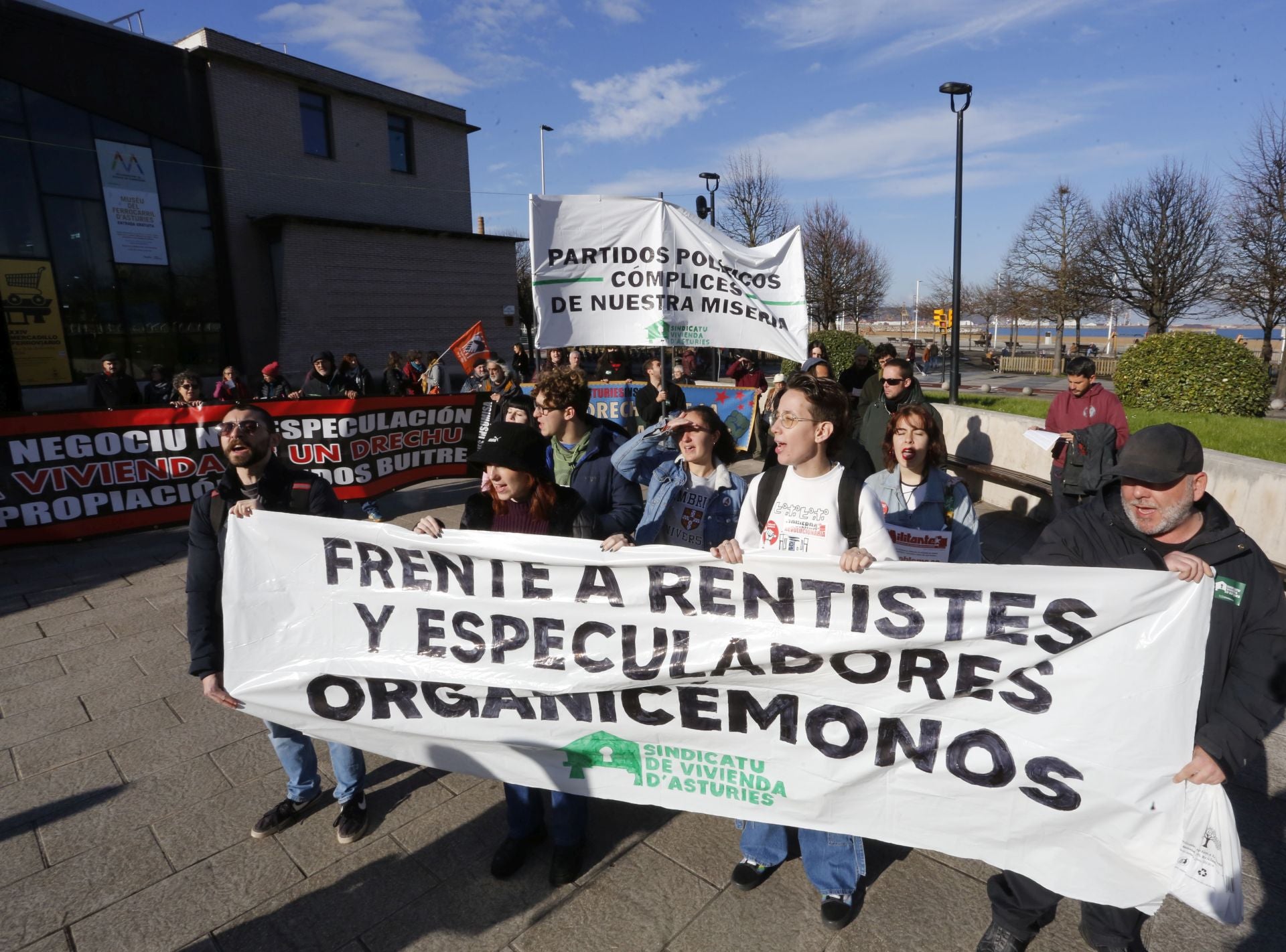 Gijón sale a la calle para reclamar el «derecho a techo»