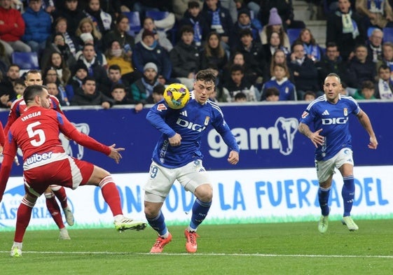 Una jugada durante el partido entre el Real Oviedo y el Granada que se disputa en el Carlos Tartiere.