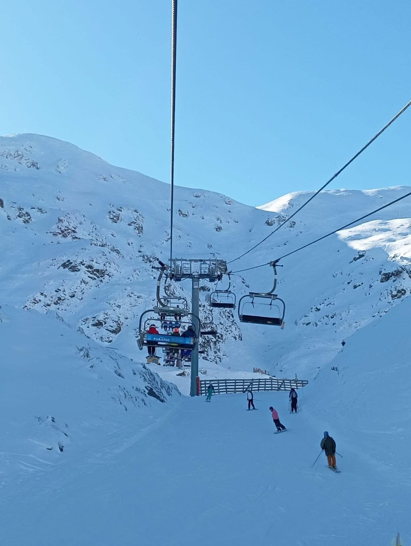 Esquiadores en las pistas de la estación de Fuentes de Invierno.