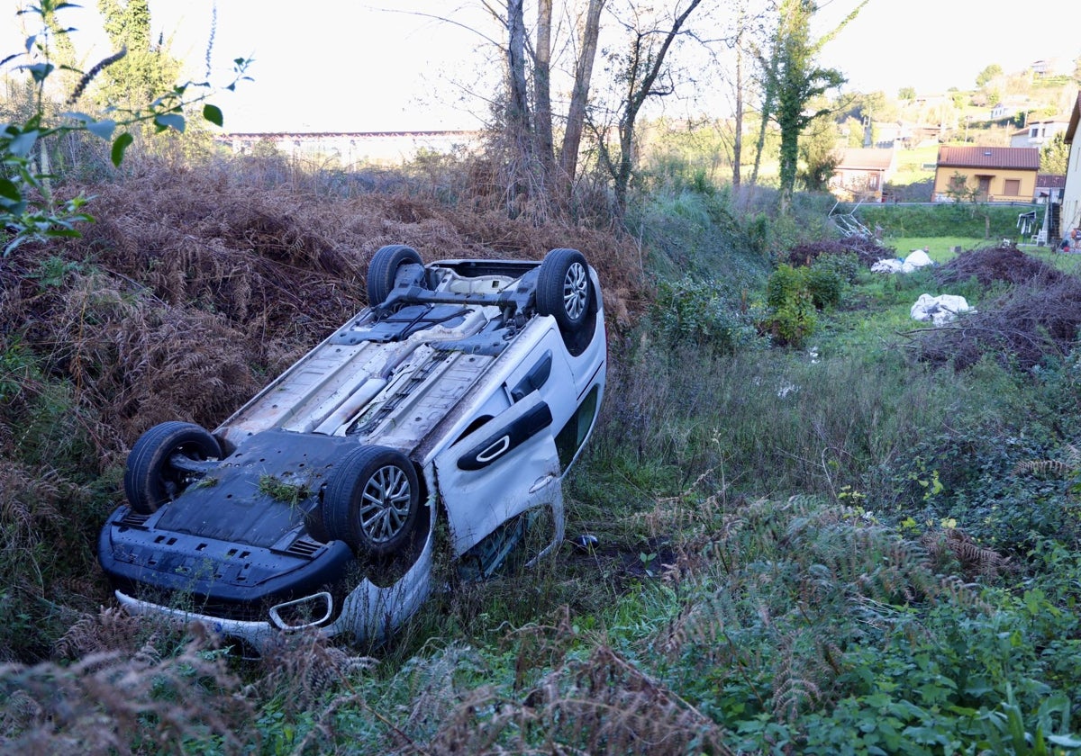 Vuelcan con una furgoneta en Gijón y se dan a la fuga