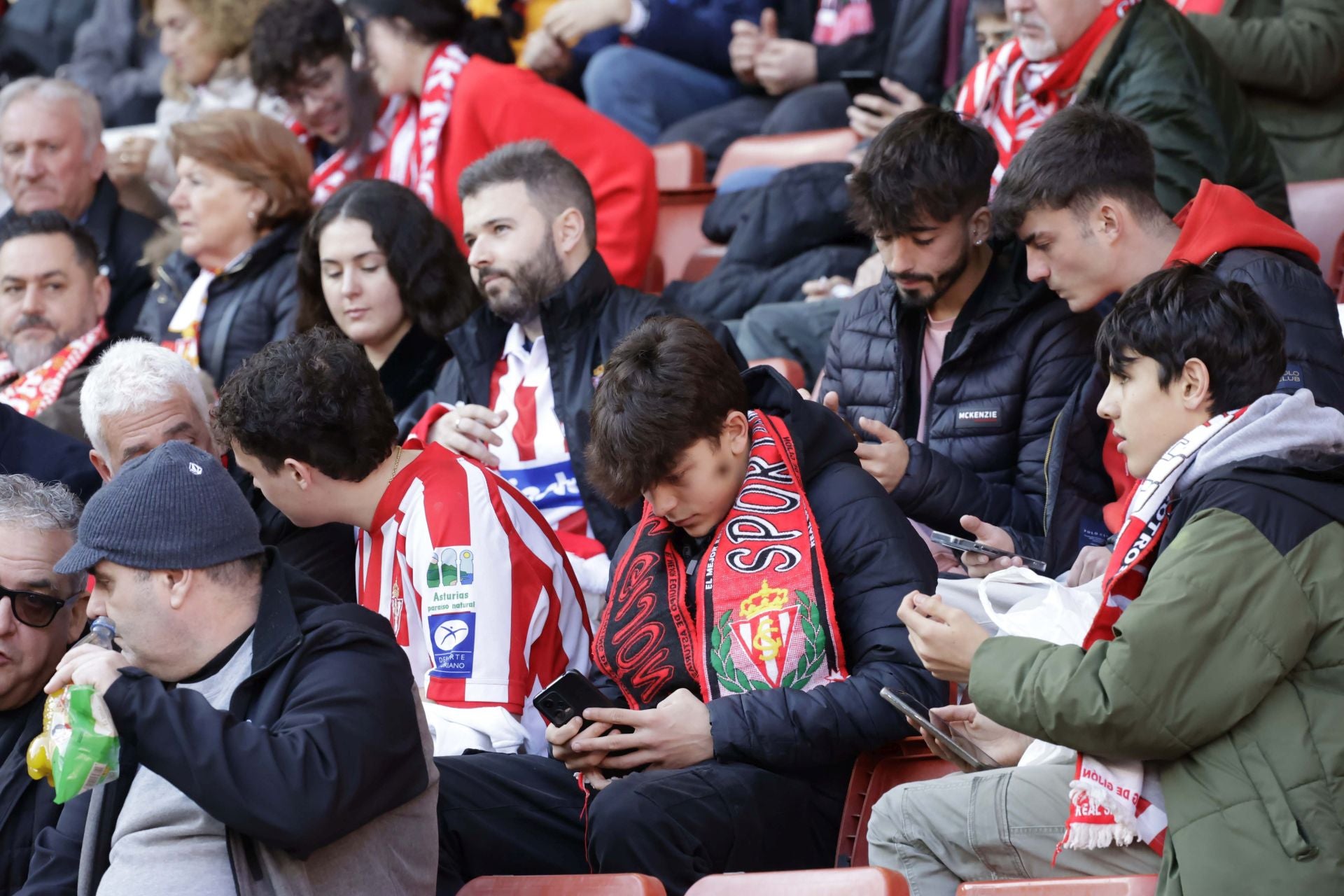 ¿Estuviste en el Sporting de Gijón - Racing de Ferrol? ¡Búscate en las fotos!