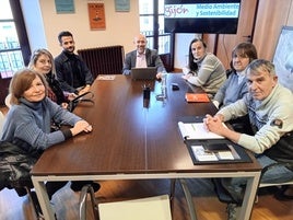 Rodrigo Pintueles y Alejandro Navazas con Elena Vigil-Escalera, Ana Fernández, Alejandra Mieres, Mercedes Gutiérrez y Carlos Fueyo.