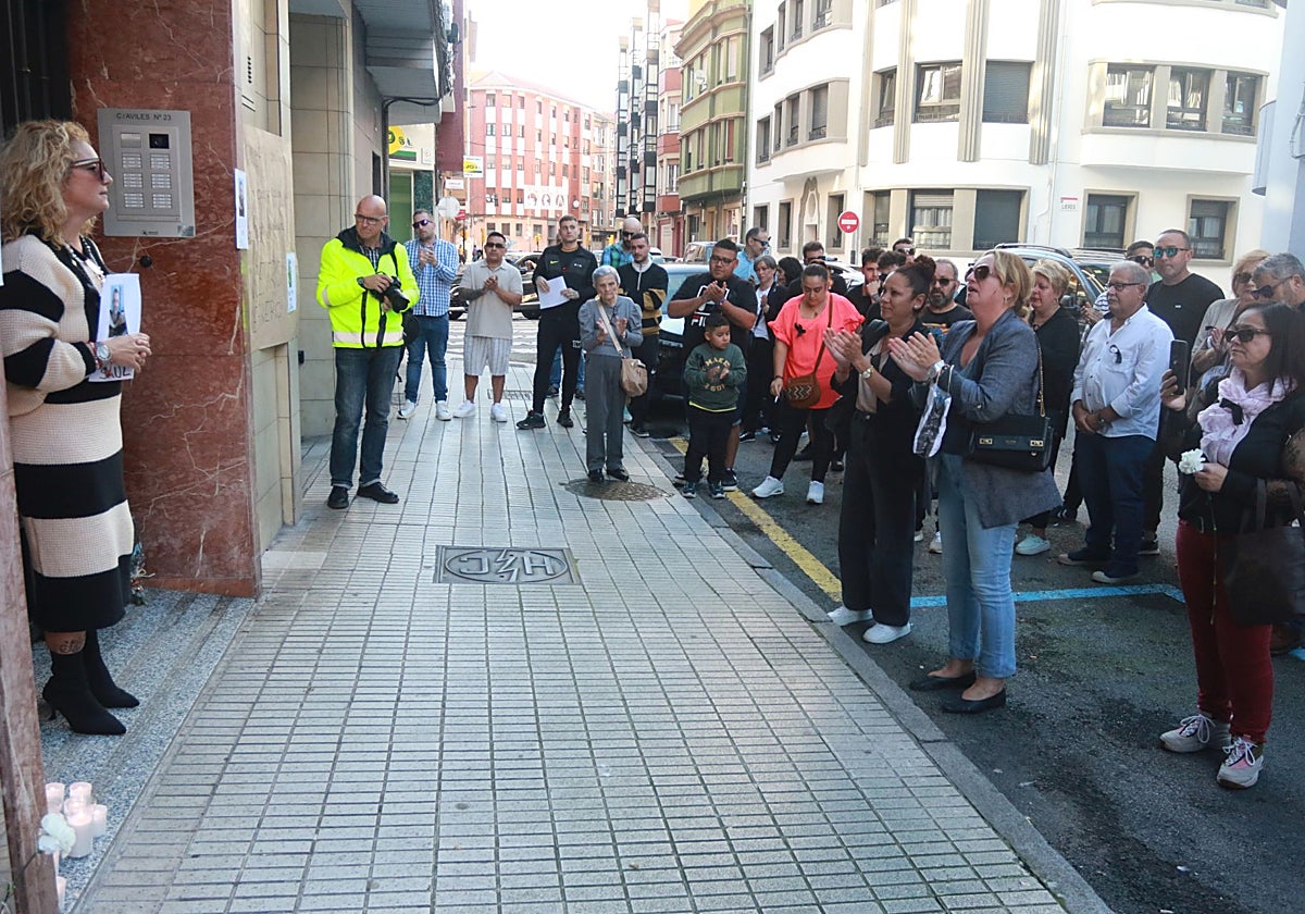 La madre de Saúl Iglesias en el homenaje del primer aniversario, frente al edificio de la calle Avilés, en Gijón, donde falleció.