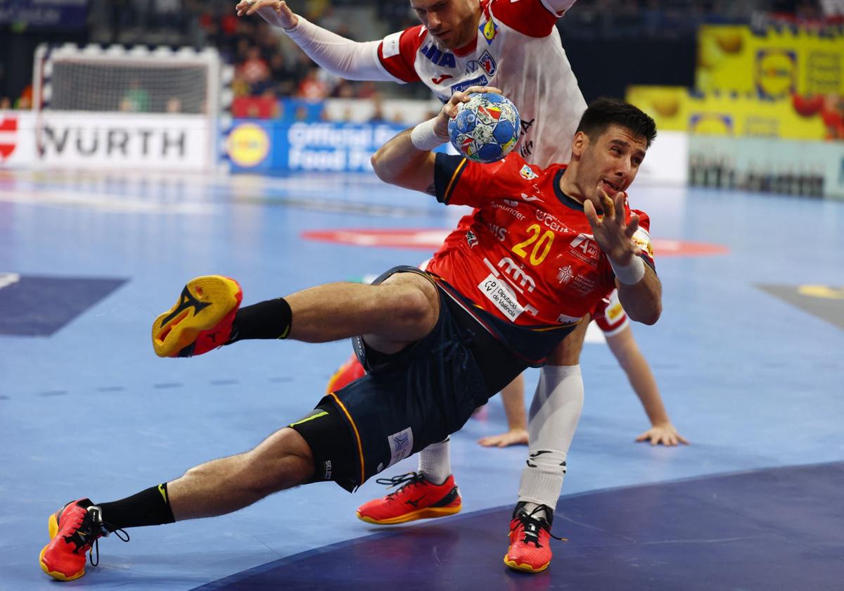 Abel Serdio, en un lanzamiento desde los seis metros, durante el partido entre España y Croacia, en el Europeo de Alemania