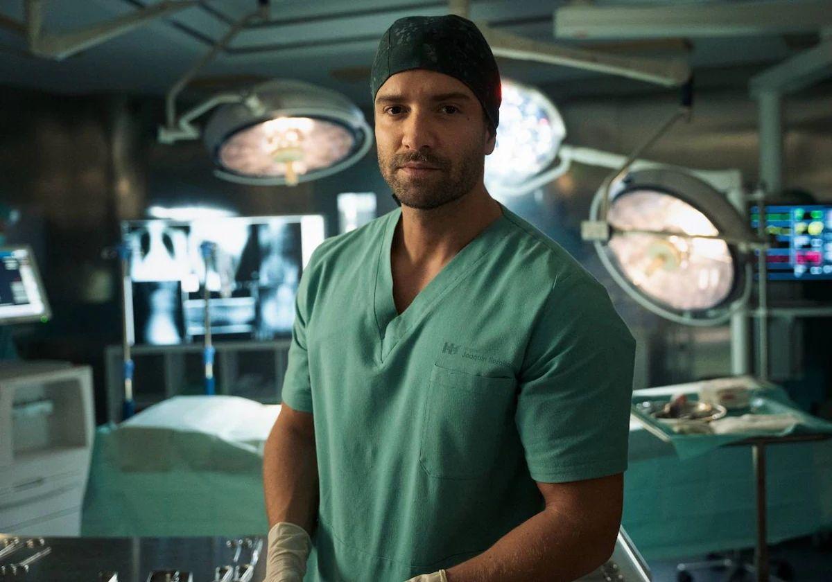 El malagueño Pablo Alborán caracterizado como médico en la serie 'Respira'. Netflix