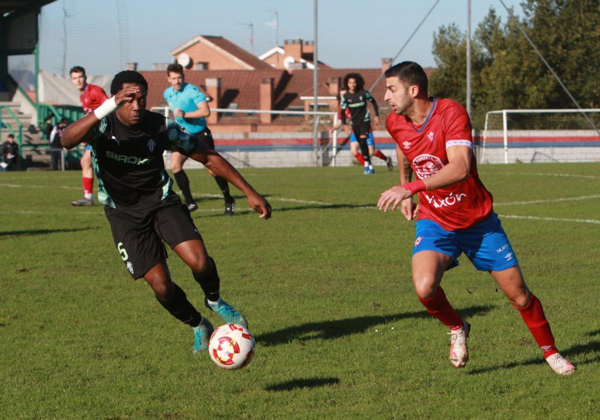 El cearista Madeira, autor del primer gol local y que tuvo que ser sustituido, avanza ante Memba en el Ceares-Sporting Atlético.