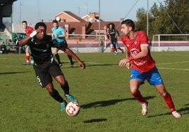 El cearista Madeira, autor del primer gol local y que tuvo que ser sustituido, avanza ante Memba en el Ceares-Sporting Atlético.