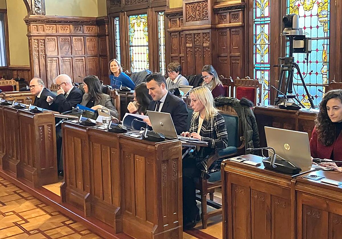 El consejero de Hacienda, Guillermo Peláez, en la Junta General para dar cuenta del borrador presupuestario de su departamento.