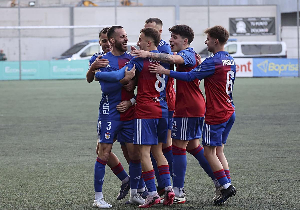 Los jugadores del Langreo celebran el gol de Álex Menéndez.