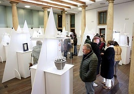 Los asistentes a la entrega de los premios Pieza Única se dan una vuelta por la muestra.