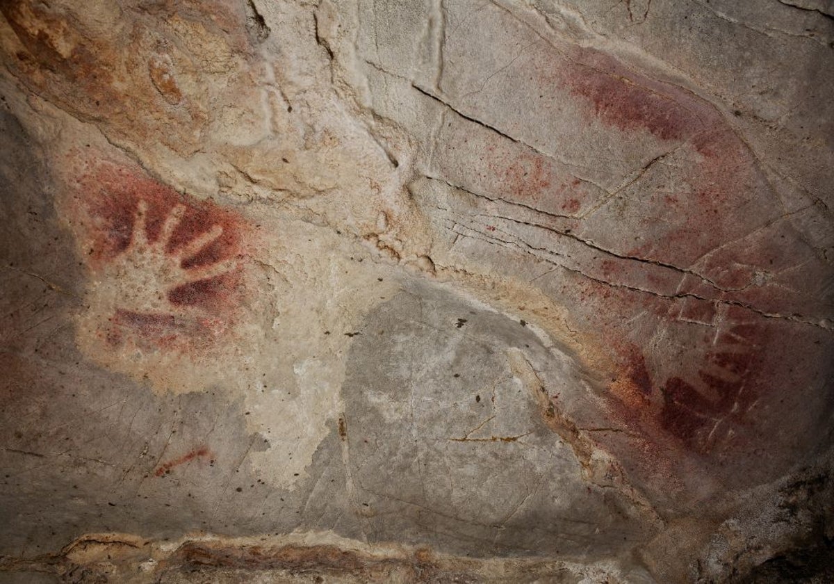 Detalle del Panel de las Manos de la cueva del Castillo (Cantabria).