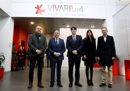 El presidente de la Cámara de Comercio de Oviedo, Carlos Paniceres; el acalde de Oviedo, Alfredo Canteli; el consejero de Ciencia, Borja Sánchez, la concejala Leticia González, y el director de la Agencia Sekuens, David González.