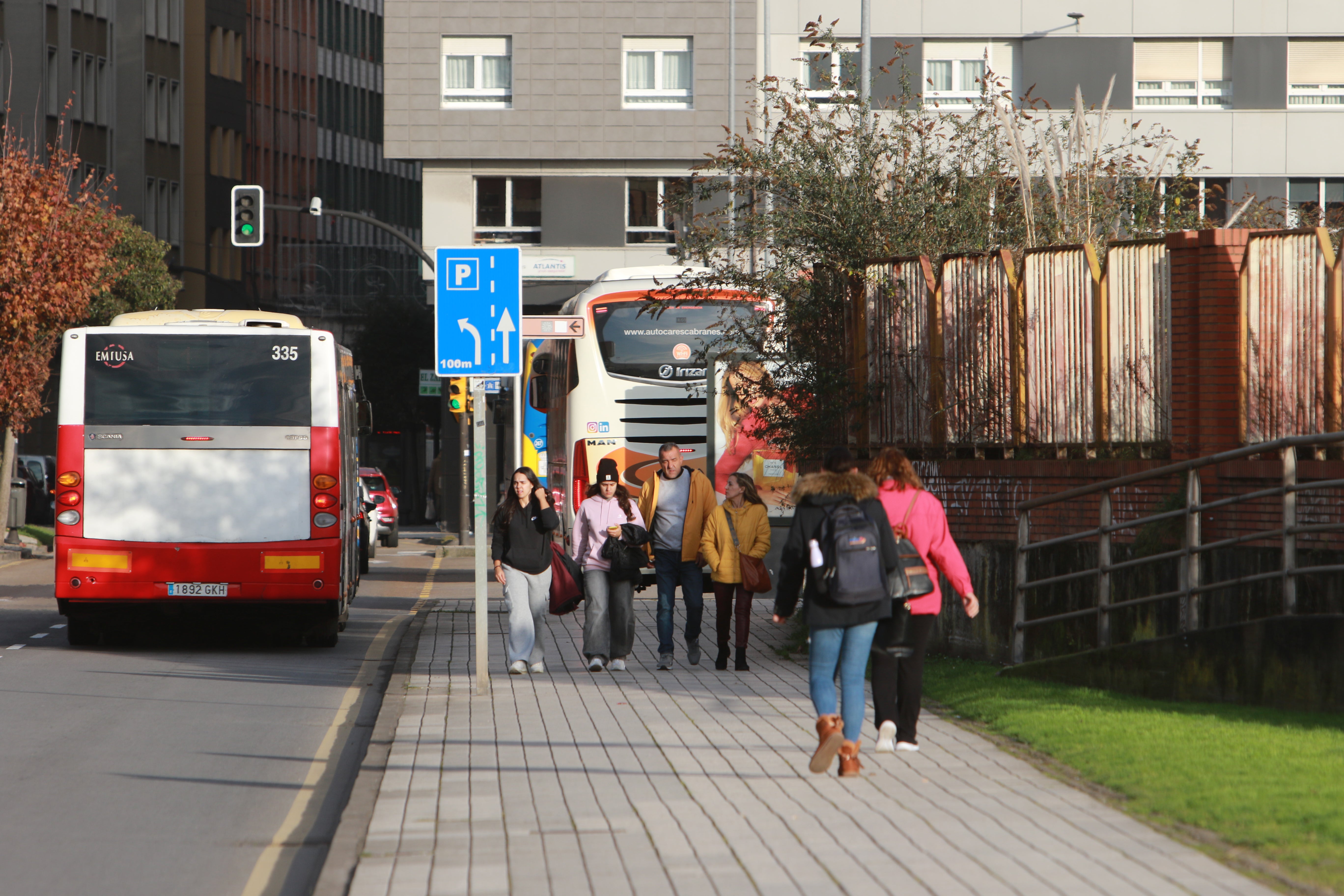 Uno de los autobuses de los cruceros, en la nueva parada para el autobús turístico y los de los cruceros, en el tramo final de la avenida José Manuel Palacio González.