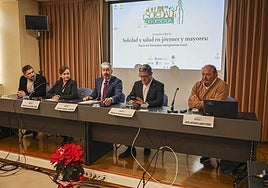 Presentación de las jornadas Soledad y Salud en Jóvenes y Mayores, con el presidente de la Mancomunidad, Juan Antonio González; la decana María de la Villa; el delegado del rector Jesús Daniel Santos; el director general Enrique Rodríguez y el profesor José Antonio Labra.
