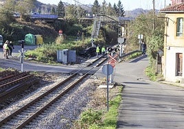 Paso a nivel sin barreras de El Pontico, cerca de Sama, donde murió un hombre al ser arrollado su coche por un tren de la antigua FEVE.