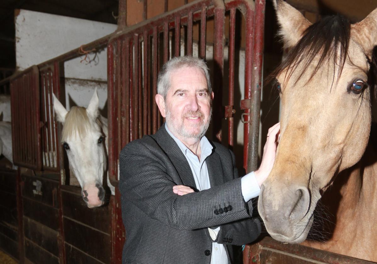 Mario Vigil, en las caballerizas del Club Hípico Astur.