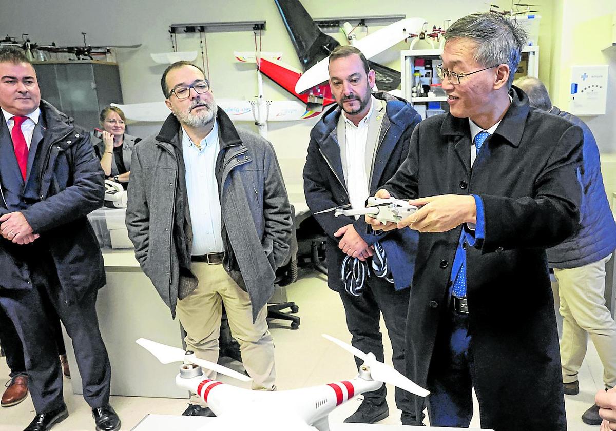 Los alcaldes de Mieres y Langreo, Manuel Ángel Álvarez y Roberto García, acompañan al embajador chino, Yao Jing, en su visita al campus universitario mierense.