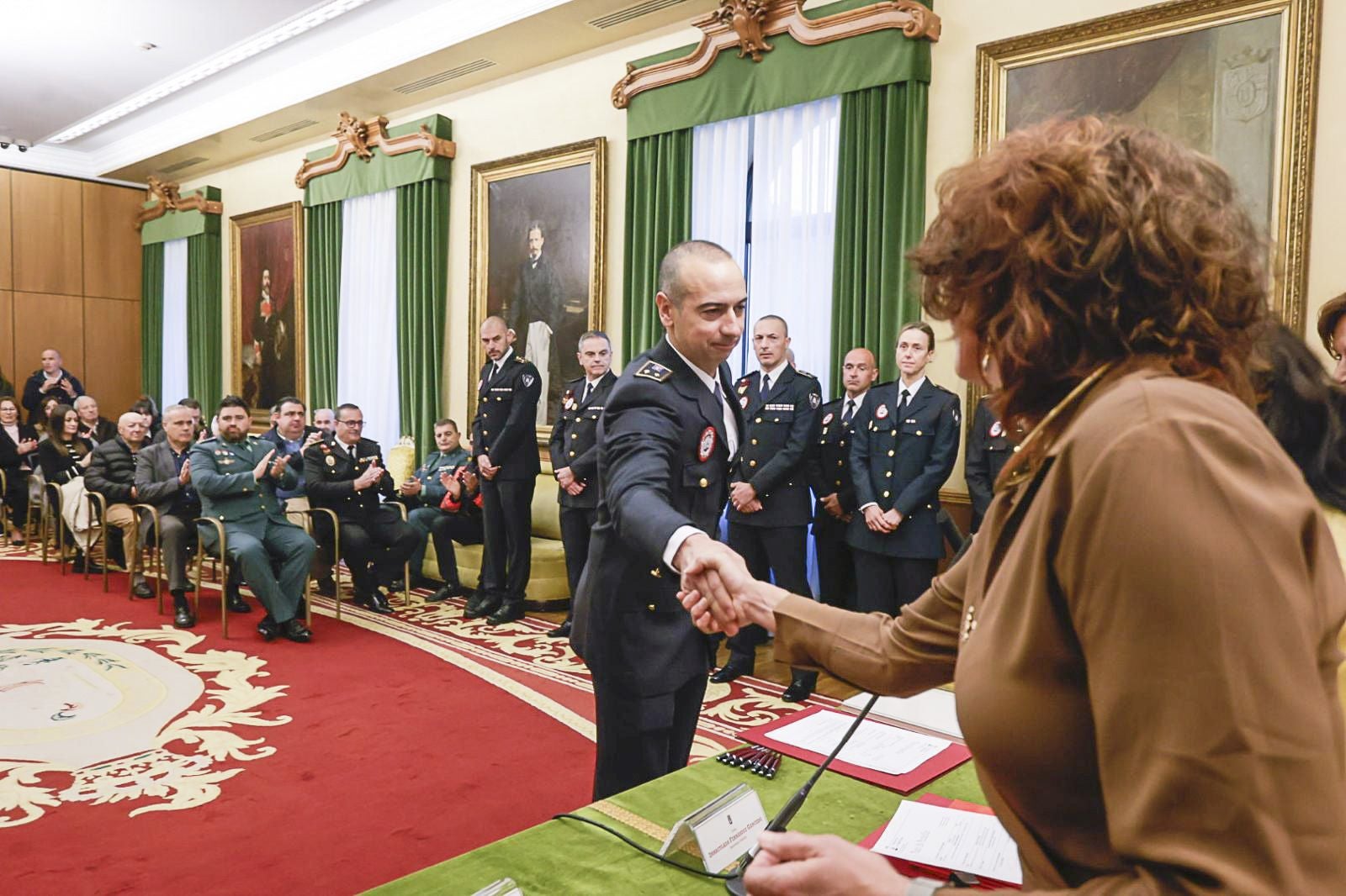 Tres inspectores y ocho subinspectores de la Policía Local que son «un orgullo para Gijón»