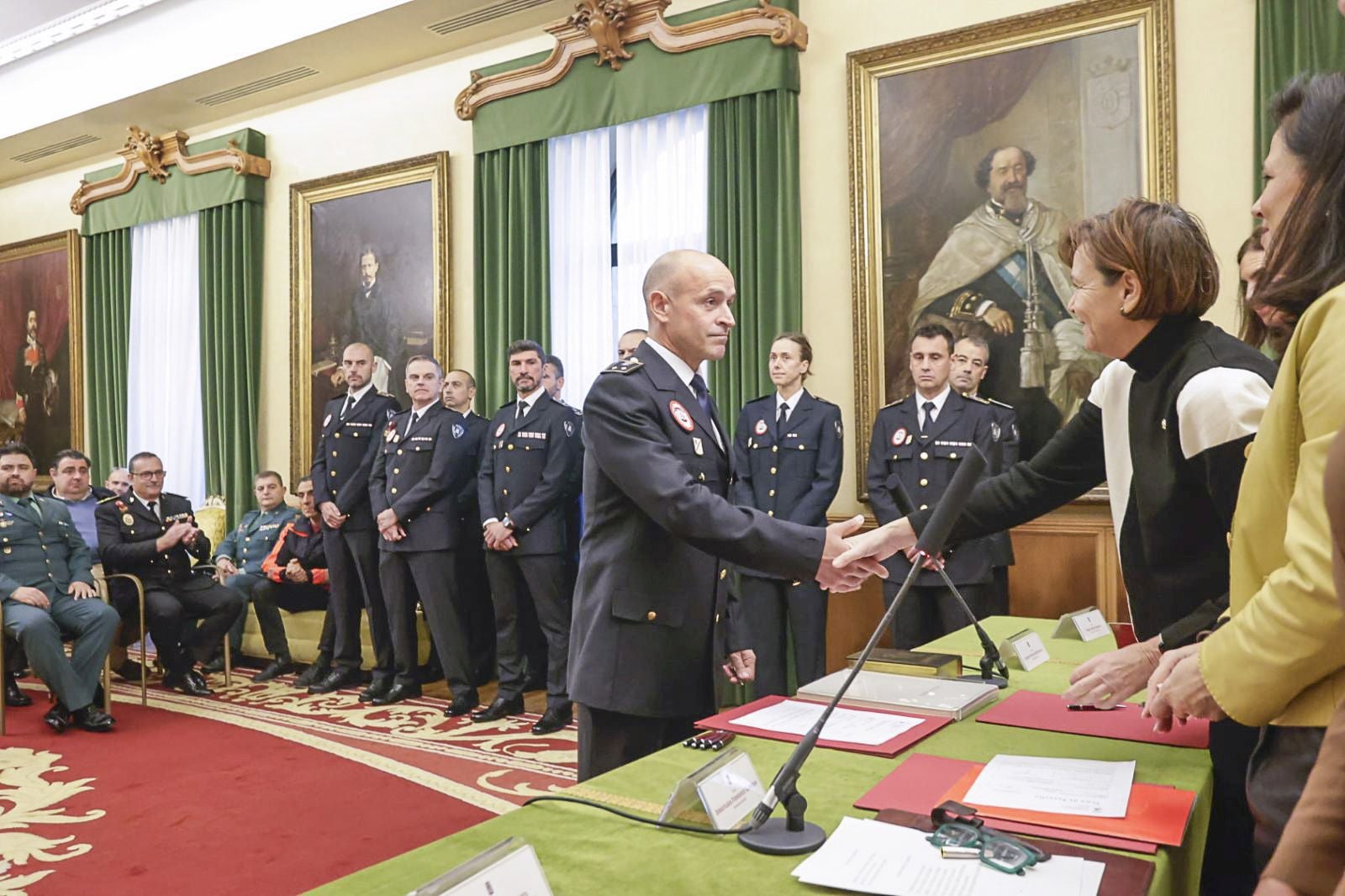 Tres inspectores y ocho subinspectores de la Policía Local que son «un orgullo para Gijón»