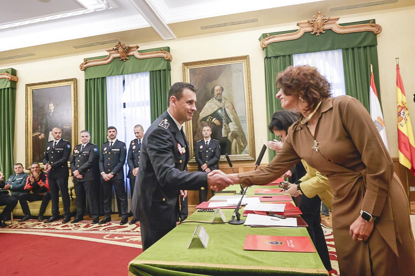 Tres inspectores y ocho subinspectores de la Policía Local que son «un orgullo para Gijón»