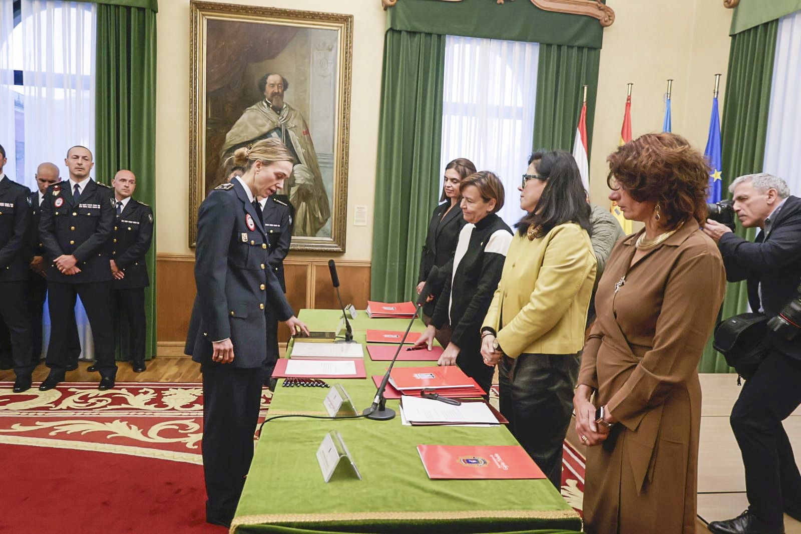 Tres inspectores y ocho subinspectores de la Policía Local que son «un orgullo para Gijón»