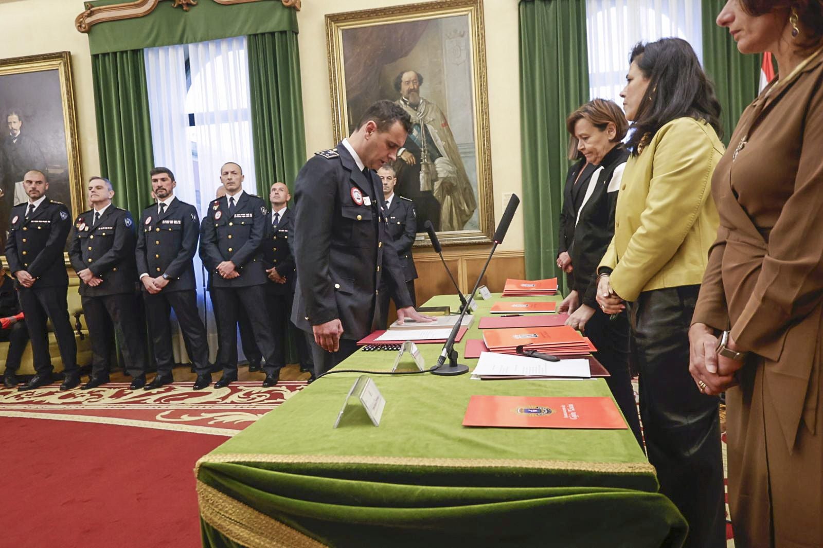 Tres inspectores y ocho subinspectores de la Policía Local que son «un orgullo para Gijón»