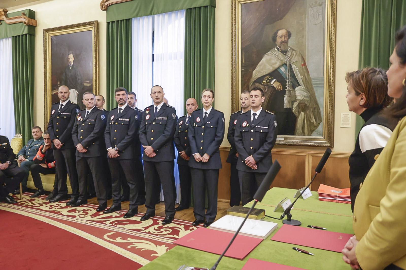 Tres inspectores y ocho subinspectores de la Policía Local que son «un orgullo para Gijón»