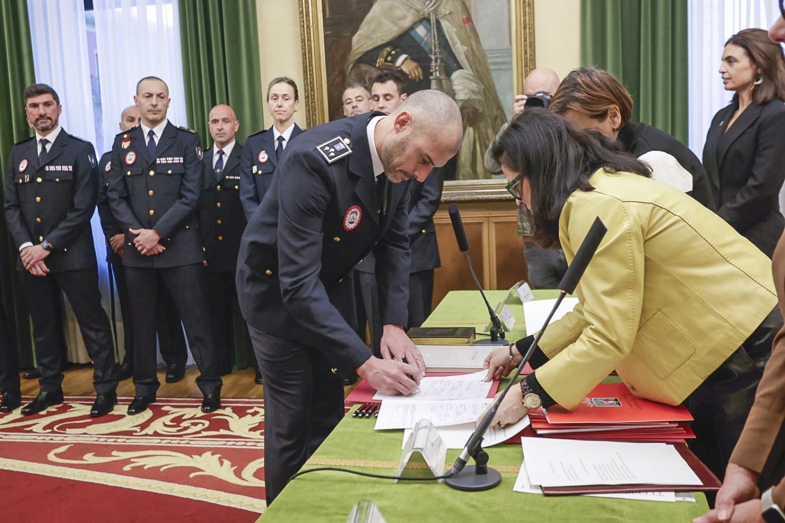 Tres inspectores y ocho subinspectores de la Policía Local que son «un orgullo para Gijón»