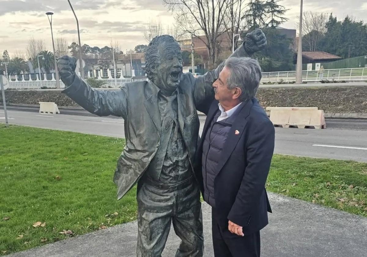 Miguel Ángel Revilla, expresidente de Cantabria, junto a la estatua de Manuel Preciado.