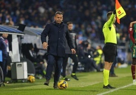 Javier Calleja golpea el balón durante un lance del partido.