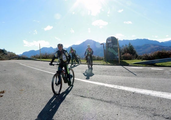 Ciclistas en el Alto de la Cobertoria, en pleno corazón del Parque Natural de Las Ubiñas, en su vertiente lenense.