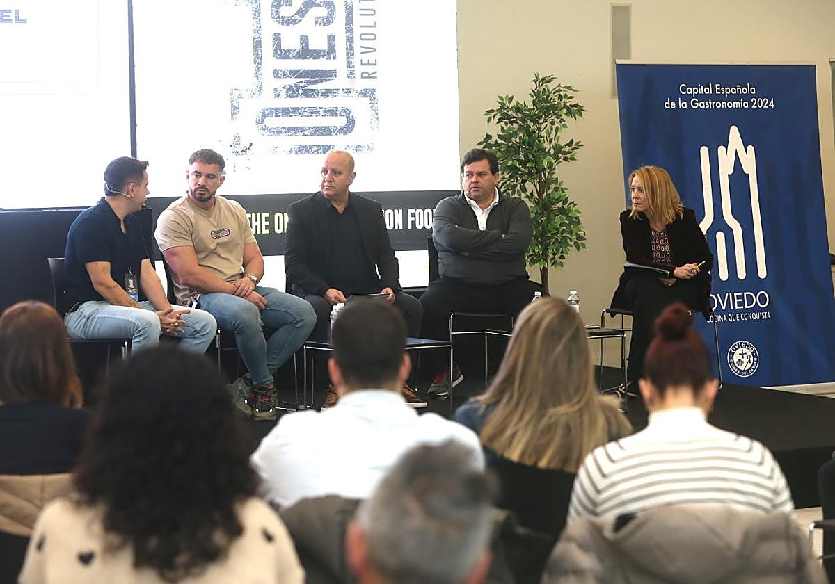 Senén Morán, Pablo Cabezali, Manfredo Álvarez, Marcos Morán y Cristina Álvarez Solís, en el Palacio del Calatrava.