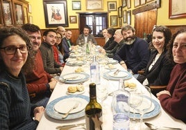 El presidente de la Cámara de Comercio de Avilés junto con los representantes de los medios de comunicación asturianos en Casa Tataguyo.