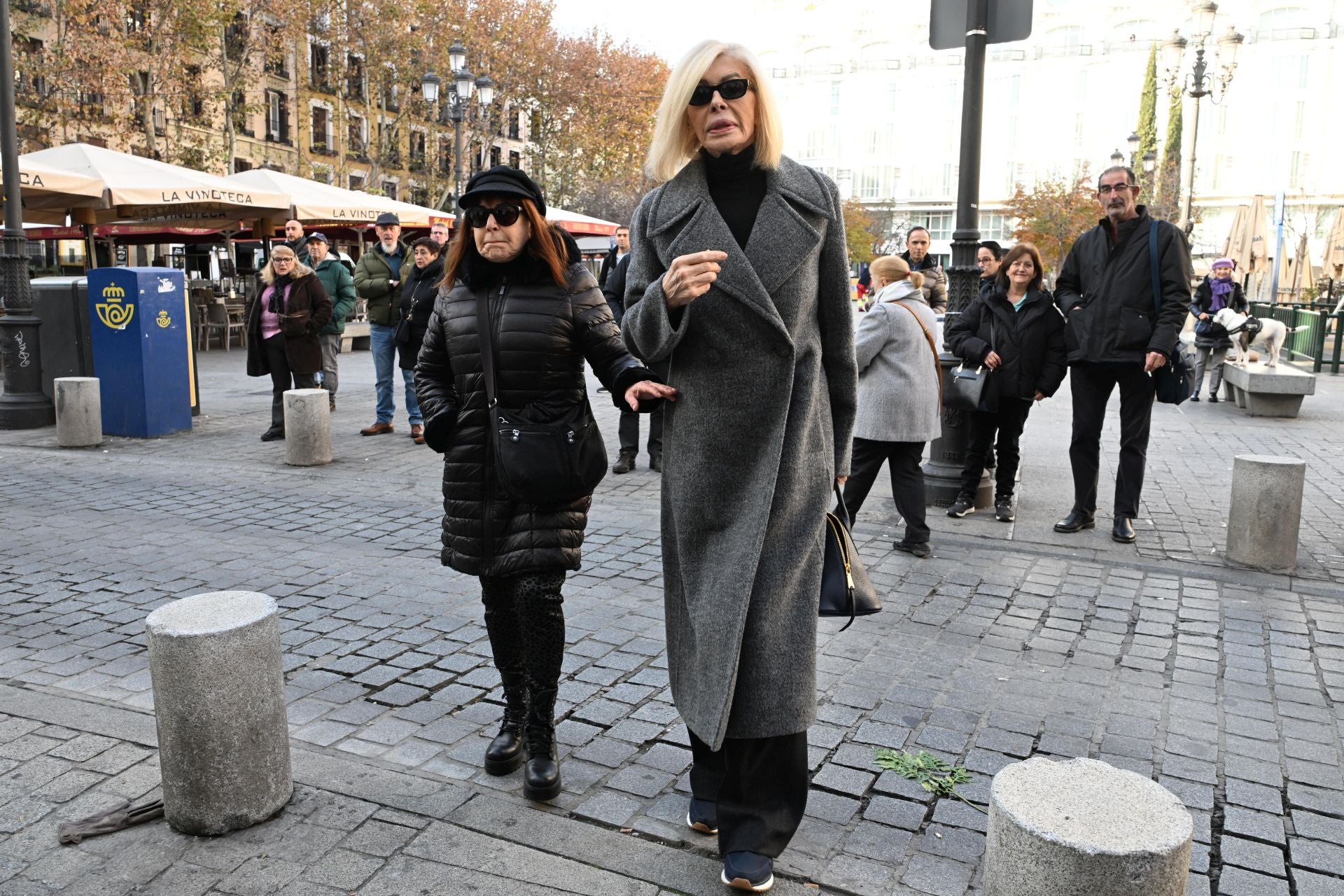 Multitudinario adiós a Marisa Paredes: familiares, amigos y compañeros despiden a la actriz