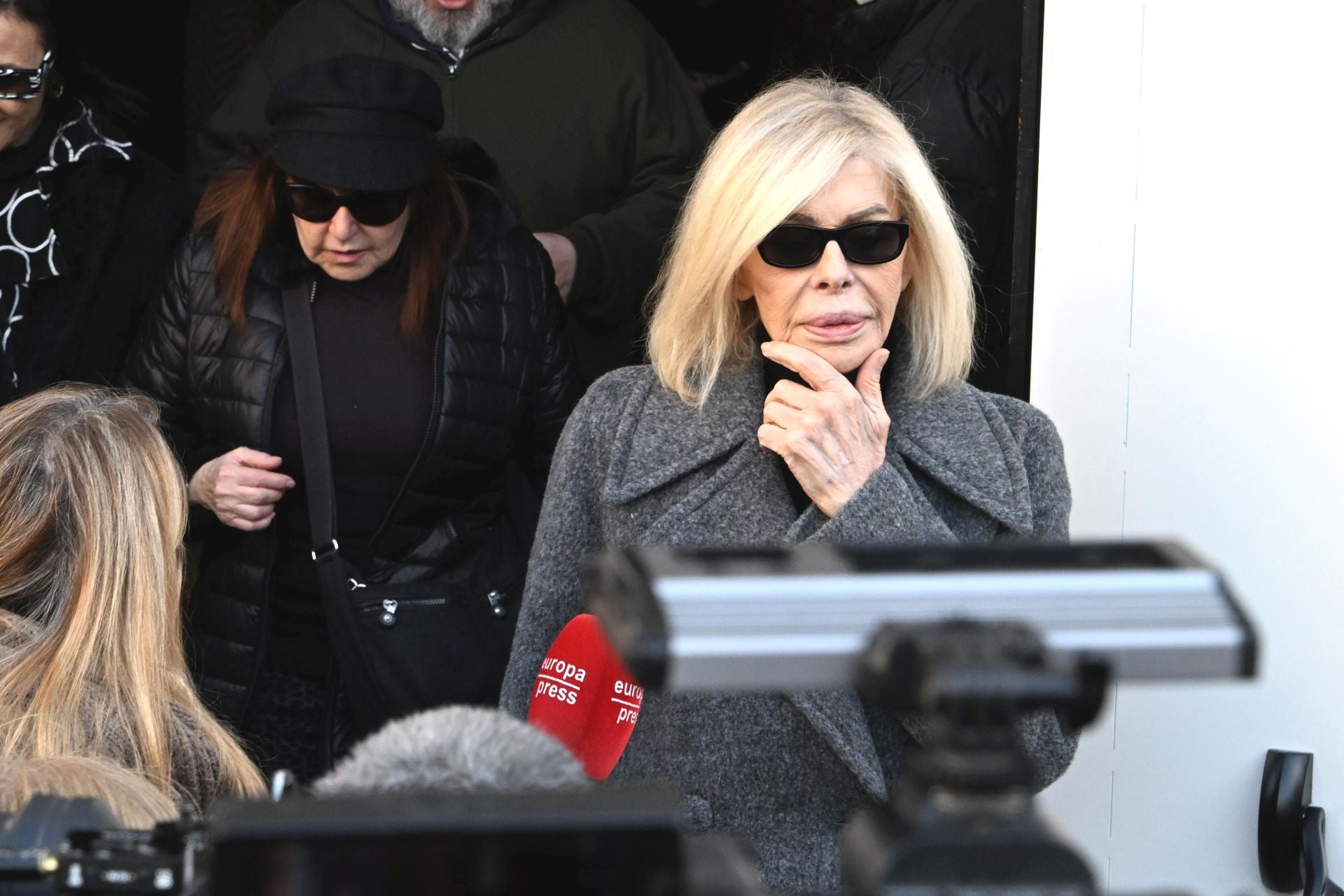 Multitudinario adiós a Marisa Paredes: familiares, amigos y compañeros despiden a la actriz