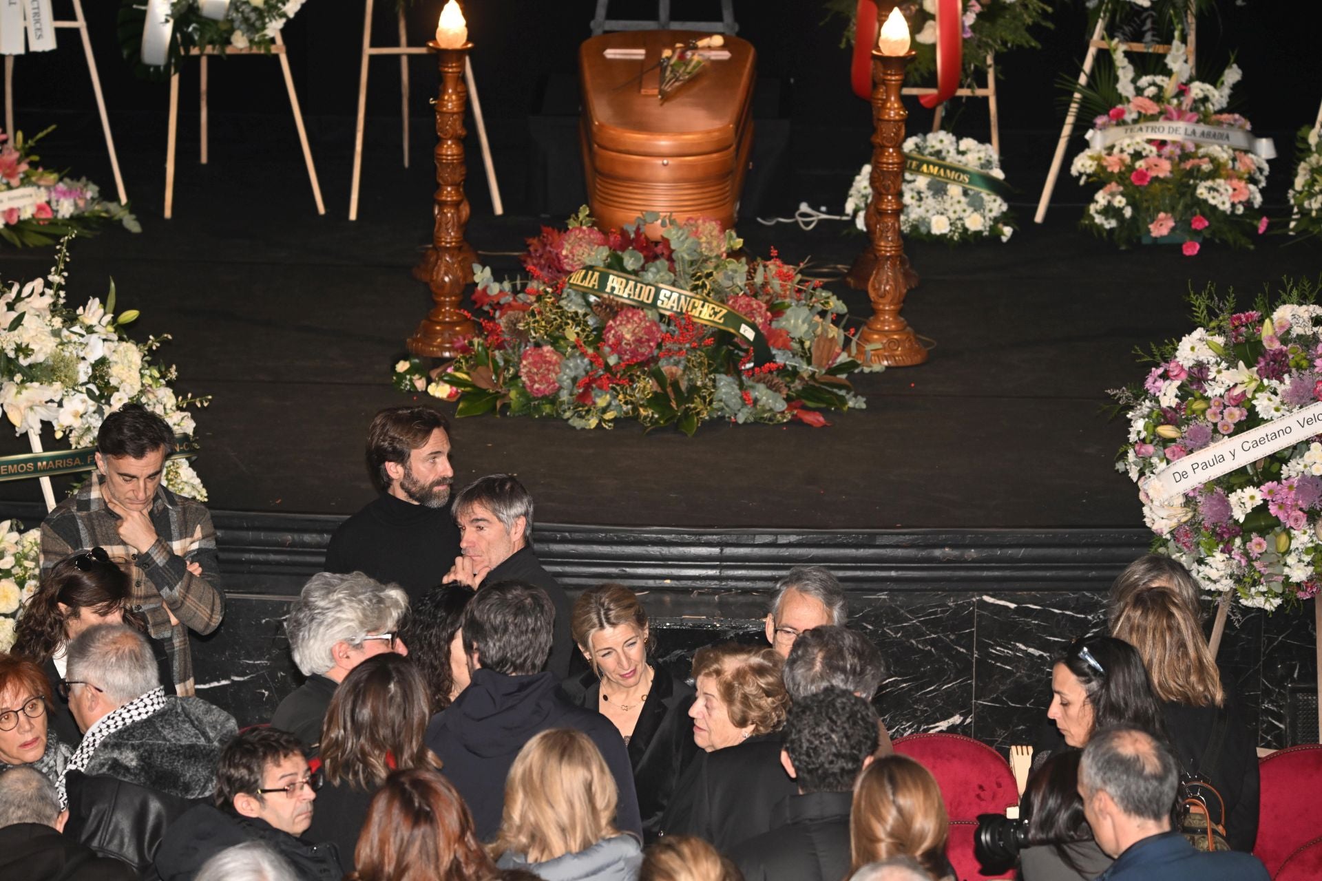 Multitudinario adiós a Marisa Paredes: familiares, amigos y compañeros despiden a la actriz