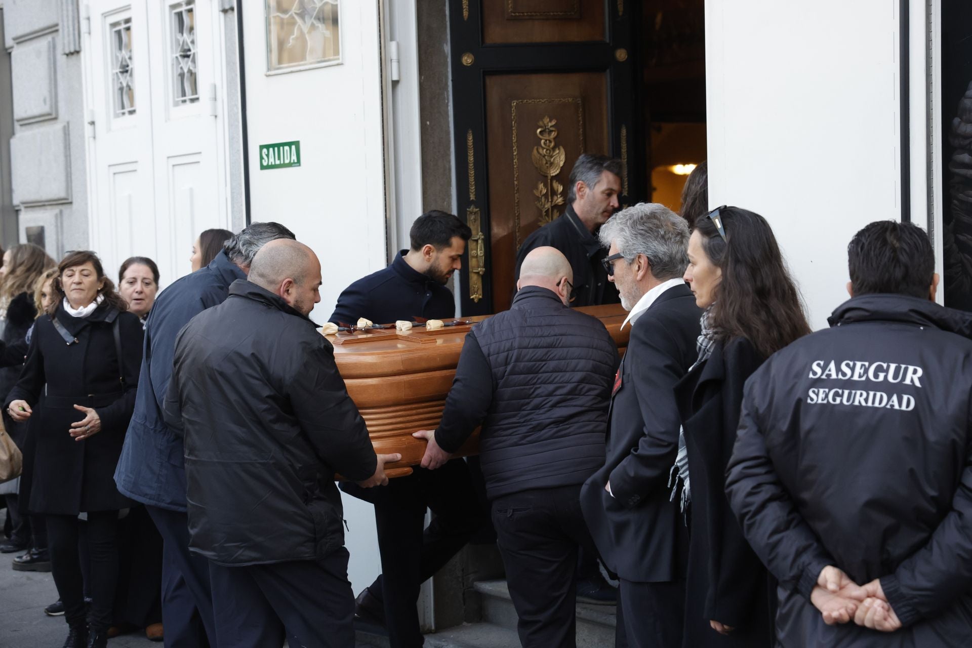 Multitudinario adiós a Marisa Paredes: familiares, amigos y compañeros despiden a la actriz