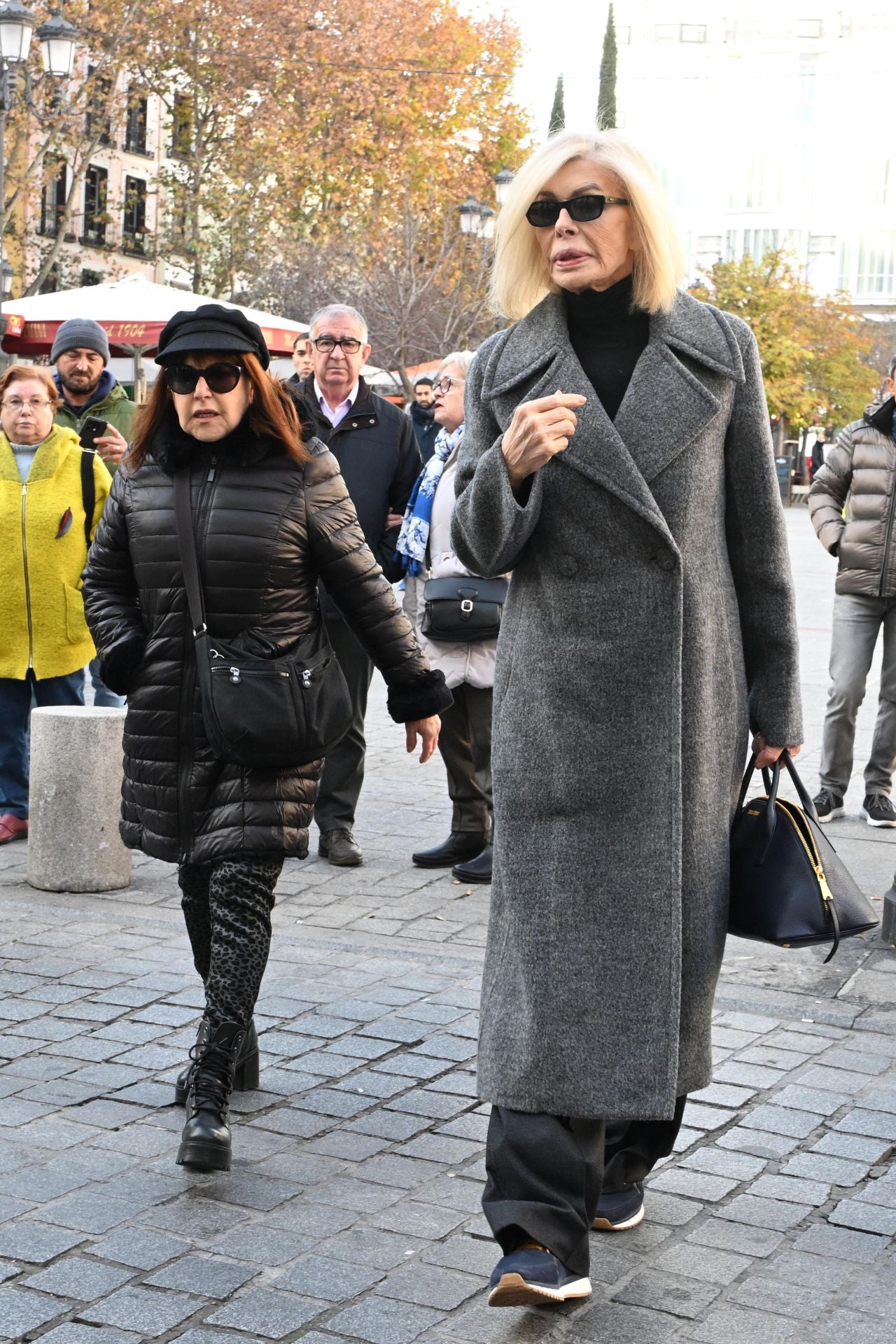 Multitudinario adiós a Marisa Paredes: familiares, amigos y compañeros despiden a la actriz