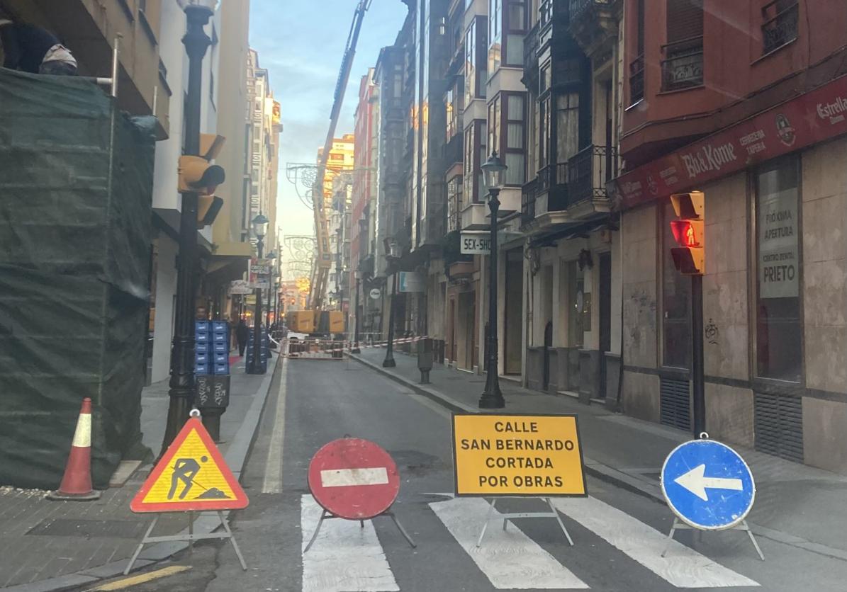 Un letrero señala el corte en la céntrica calle gijonesa.