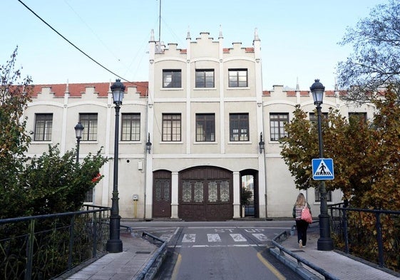 La entrada principal a la fábrica de armas de Trubia.