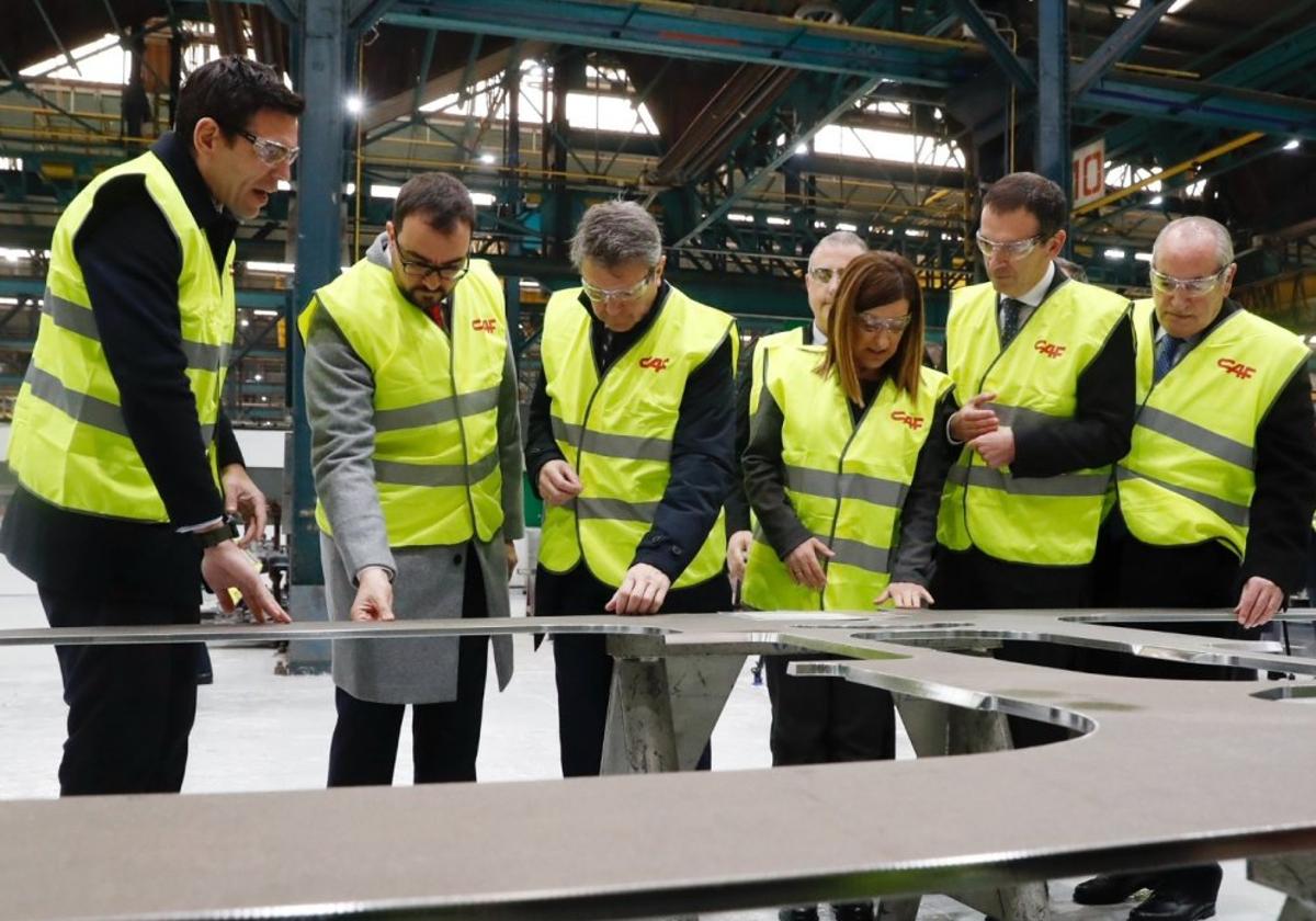 El presidente del Principado, Adrián Barbón, el secretario de Estado, José Antonio Santano, y la presidenta de Cantabria, María José Sáenz de Buruaga, en el corte de la primera chapa.