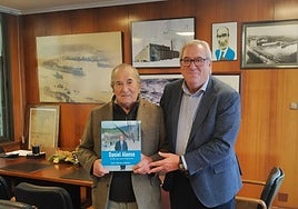 Daniel Alonso, con el libro entre sus manos, junto a José María Urbano.