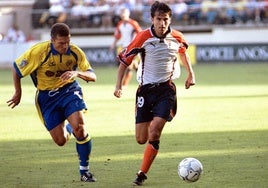 Iván Ania, en su etapa como jugador del Real Oviedo en un partido ante el Villarreal, en el año 2000.