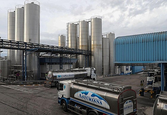 Alberto Álvarez y José Armando Tellado, en la planta de Central Lechera Asturiana en Granda.