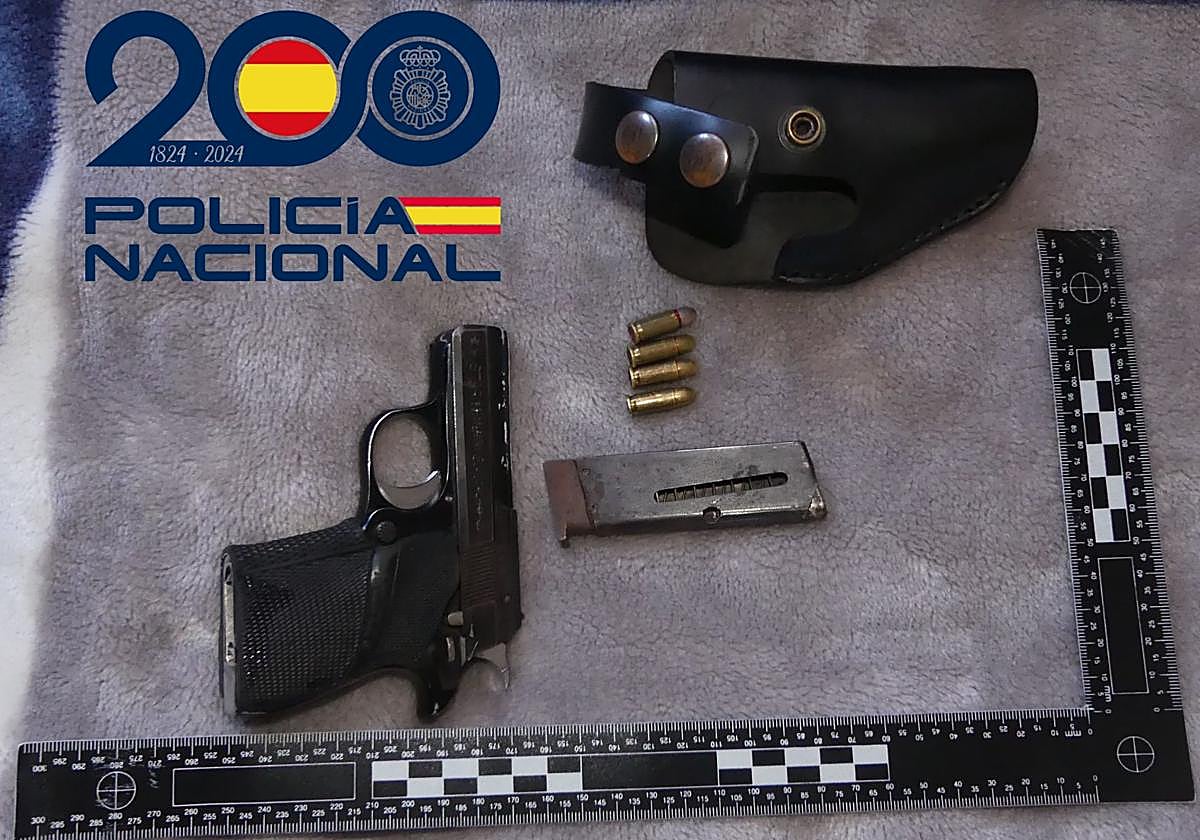 La Policía le ha incautado un arma de fuego con munición en el cargador y lista para ser usada.